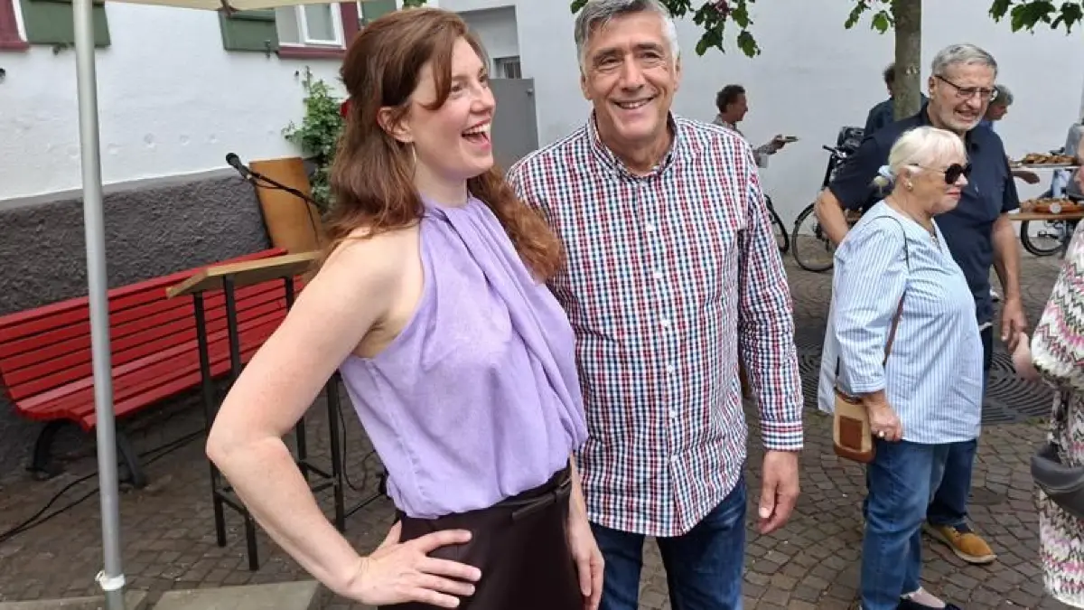 Lisa Rienser, hier mit Franceso Santorro vom Centro Italiano Fellbach vor dem Stadtmuseum bei der Eröffnung der Design-Ausstellung
