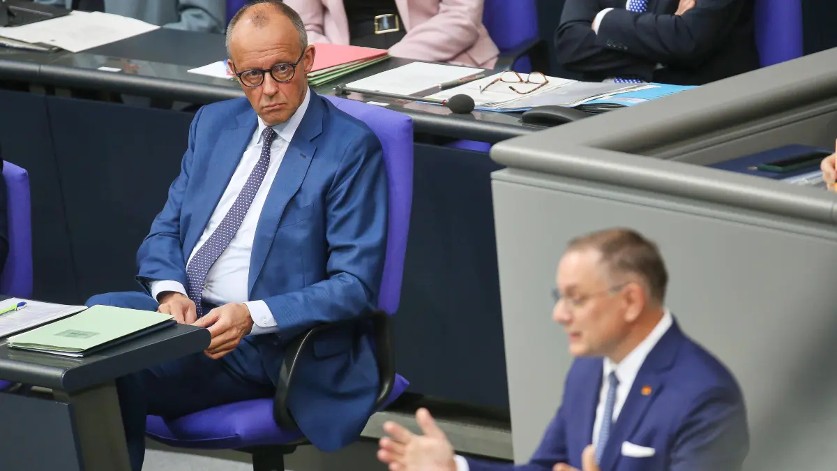 Bundeskanzler Friedrich Merz CDU hört am 9. Juli 2026 nach Abgabe einer Regierungserklärung AfD-Chef Tino Chrupalla zu.