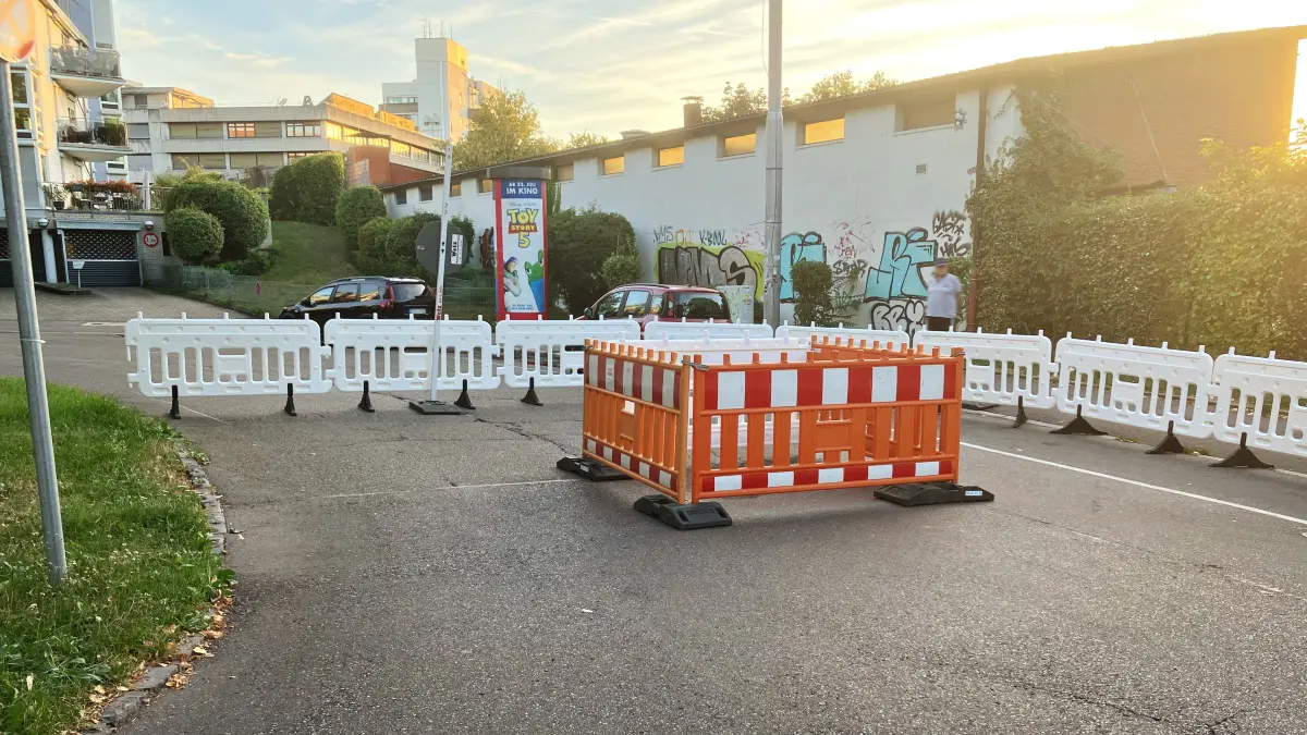 Das Loch in der Werderstraße wird gleich durch zwei Warnzäune gesichert.