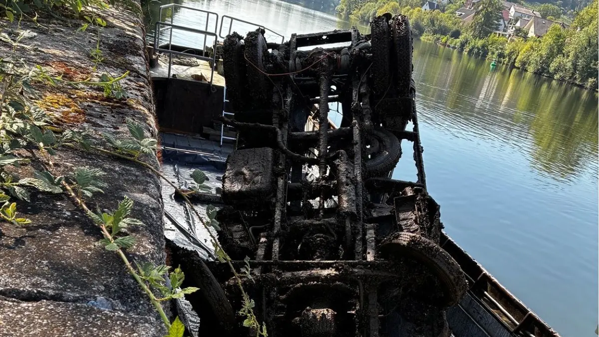 Lastwagen im Neckar bei Mundelsheim