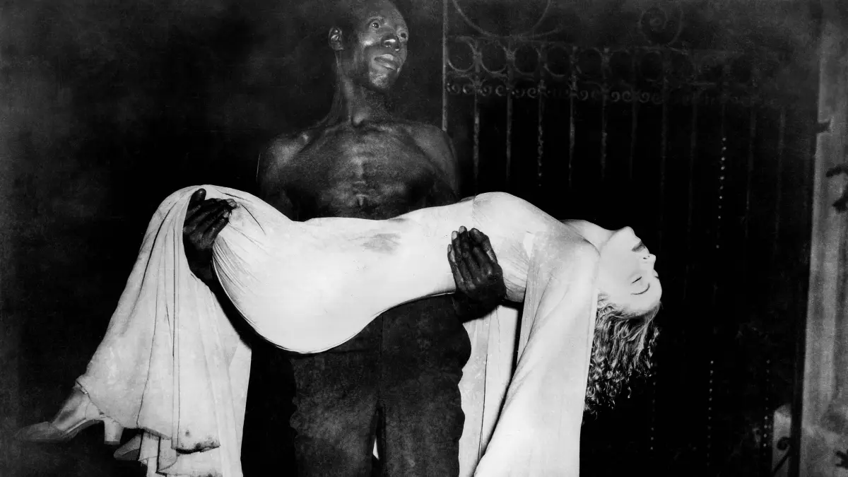 "I Walked with a Zombie" ist ein in Schwarzweiß gedrehter US-amerikanischer Spielfilm von Jacques Tourneur aus dem Jahr 1943. Eine junge Krankenschwester nimmt eine Stelle als Pflegerin auf einer westindischen Insel an. Nach und nach entdeckt sie, dass ihre apathische Patientin das Opfer eines Voodoo-Kultes geworden ist.