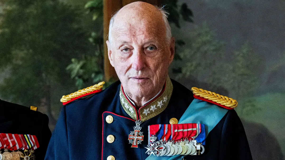 FILES-NORWAY-ROYALS-HEALTH: (FILES) King Harald V of Norway poses for a photo at the Bird Room of the Royal Palace during the Danish royal couple's official state visit to Norway, in Oslo on May 14, 2024. The health of Norway's 89-year-old King Harald, hospitalised with a blood disease, has deteriorated and he is in an "extremely serious" condition, the palace said on August 27, 2027. Queen Sonja and Crown Prince Haakon, who is acting as regent during his father's illness, have cancelled all royal engagements, said a palace statement. Norwegian media said they were at the king's bedside. (Photo by Rodrigo Freitas / NTB / AFP) / Norway OUT