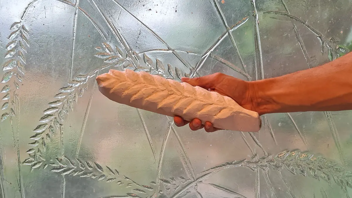 Für seine plastischen Getreidefeld-Glasbilder hat Julian Plodek Ähren aus Ton modelliert, in Gips gegossen und in Senkverformungstechnik auf Glasplatten übertragen.