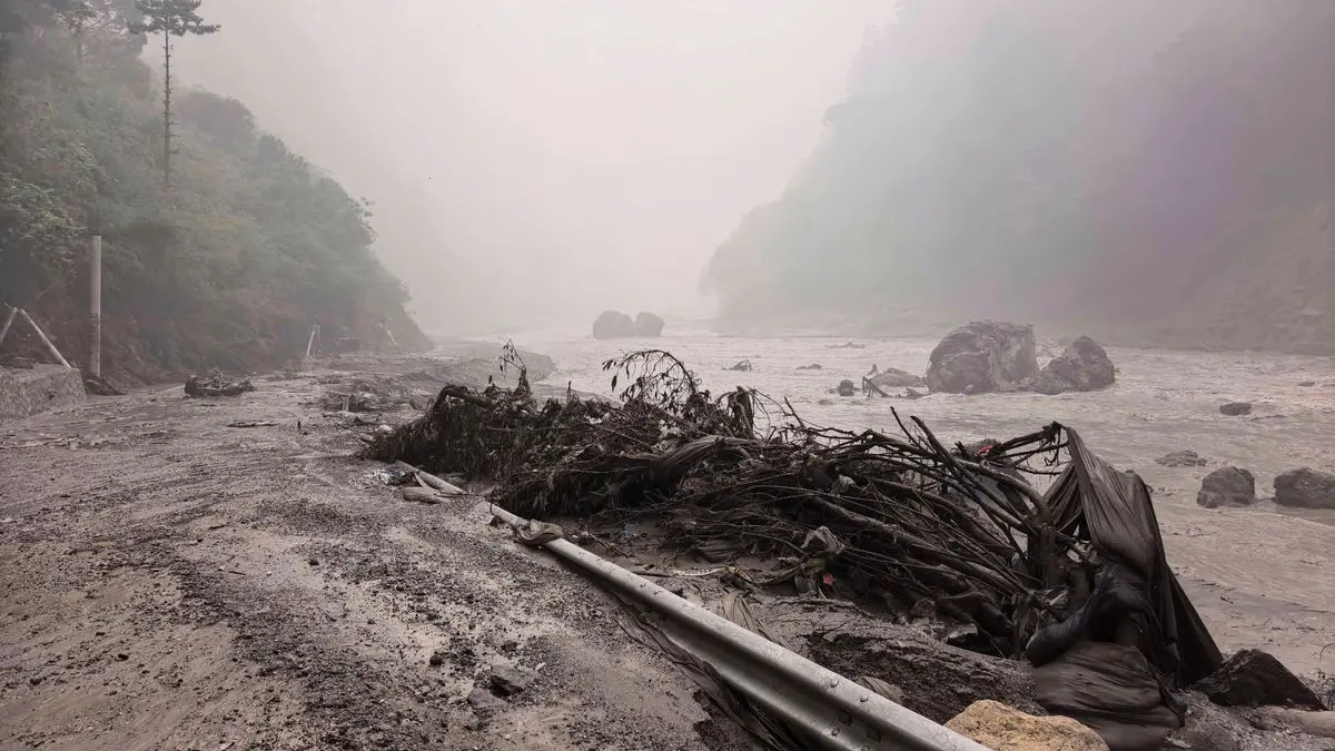Auf diesem von der Nachrichtenagentur Xinhua veröffentlichten Foto ist ein schlammiges Flussufer mit Trümmern in der Nähe des Hafens von Gyirong in der Autonomen Region Tibet im Südwesten Chinas zu sehen.