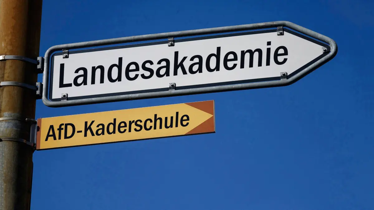 Wegweiser zur Landesakademie und AfD-Kaderschule (Fotomontage).