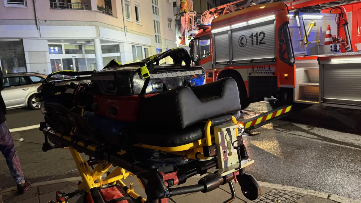 Zwei Personen mussten wegen des Verdachts auf Rauchgasvergiftung in eine Klinik gebracht werden.