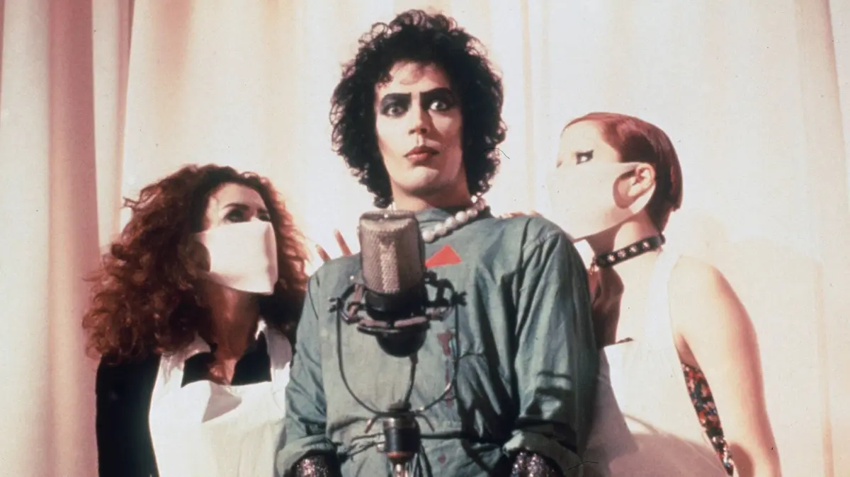 Rocky Horror Picture Show Tim Curry wurde am 19. April 1946 in Birmingham geboren.Nach dem Studium der Theaterwissenschaft in Cambridge arbeitete er bei der Londoner Produktion des Musicals Hair mit. Am Royal Court Theatre kreierte er die Figur des Frank N. Furter, die er dann für die Broadway- Produktion weiterentwickelte. 1975 wurde die Rocky Horror Picture Show dann verfilmt. Neben seiner Tätigkeit als Film- und Bühnendarsteller komponiert und singt Tim Curry mit seiner Band.Foto: Rocky Horror Picture Show 1975 mit Patricia Quinn (li.) und Nell Campbell (re.). 1361 / TIM CURRY Copyright: KPA !AUFNAHMEDATUM GESCHÄTZT! Nur redaktionelle Nutzung im Zusammenhang mit dem Film. Editorial usage only and only related to the movie. Im Falle anderer Verwendungen, kontaktieren Sie uns bitte. For other uses, please contact us. UnitedArchives00887314