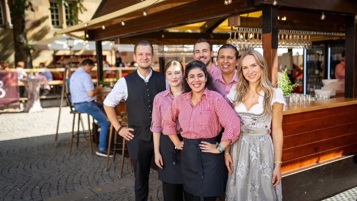 Stuttgarter Weindorf 2026: Stuttgart, Baden-Württemberg, 26.08.2026:
Die schönsten Mitarbeiterkluften auf dem Stuttgarter Weindorf 2026:
Laube von Schmücker / Ox, v.l. Sascha Schindler, Marie, Finn, Faezeh, Maria, Emily
Notiz: No model release. Kein Einverständnis für Werbung, keine Weitergabe an Dritte.