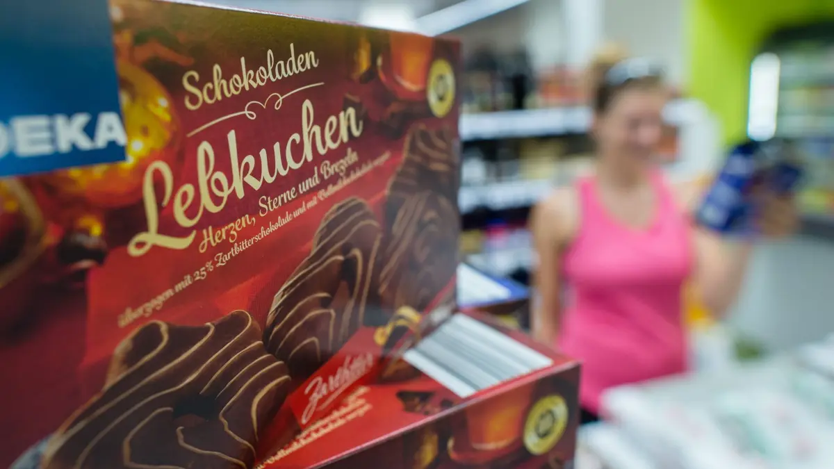 Weihnachtsware im Spätsommer: ARCHIV - 30.08.2016, Niedersachsen, Hannover: Eine Frau in einem Tanktop schaut sich am 31.08.2016 in einem Supermarkt in Hannover (Niedersachsen) Lebkuchen an. (zu dpa: «Endlich Herbst! Neun Dinge, die einen jetzt erfreuen können») Foto: Sebastian Gollnow/dpa +++ dpa-Bildfunk +++