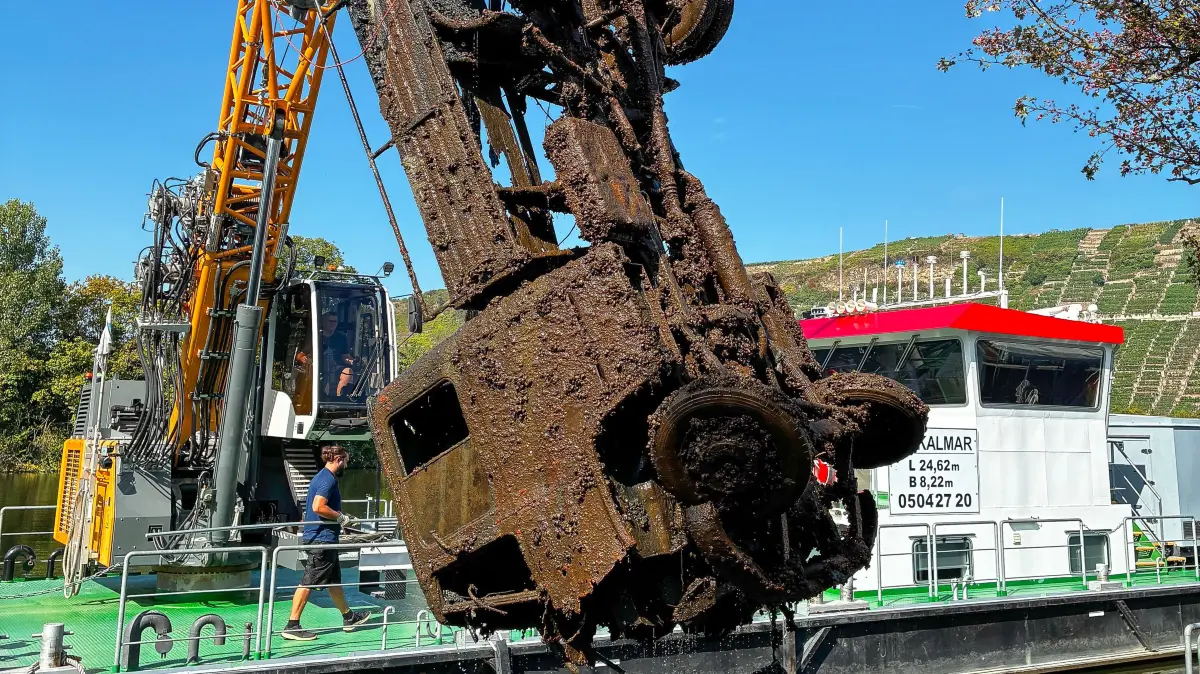 Mundelsheim, Bergung eines LKW aus dem Neckar.