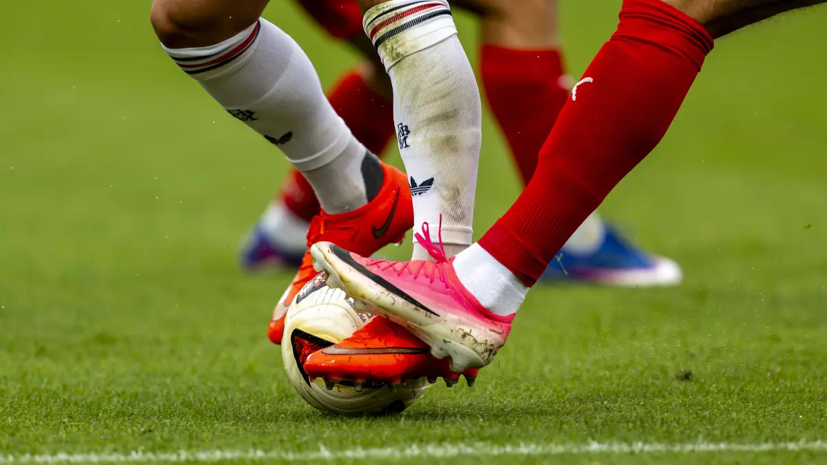 18.08.2026, Fussball Bundesliga 2026/2027, Testspiel, 1.FC Heidenheim - FC Bayern München, in der Voith-Arena Heidenheim, Zweikampf um den Ball, detail. *** August 18, 2026, 20262027 Bundesliga, Friendly Match, 1. FC Heidenheim vs. FC Bayern Munich, at the Voith Arena in Heidenheim, battle for the ball, close-up