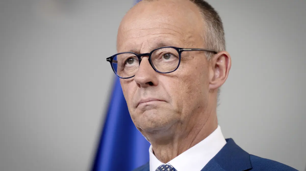 Bundeskanzler Merz beim Empfang der Staats- und Regierungschefs einiger gleichgesinnter EU-Staaten zum nächsten Mehrjährigen Finanzrahmen: Friedrich Merz bei der Pressekonferenz nach den Gesprächen des Bundeskanzlers mit den Staats- und Regierungschefs der Like-Minded Staaten Niederlande, Österreich, Finnland und Dänemark über den kommenden EU-Haushalt im Bundeskanzleramt. Berlin, 27.08.2026