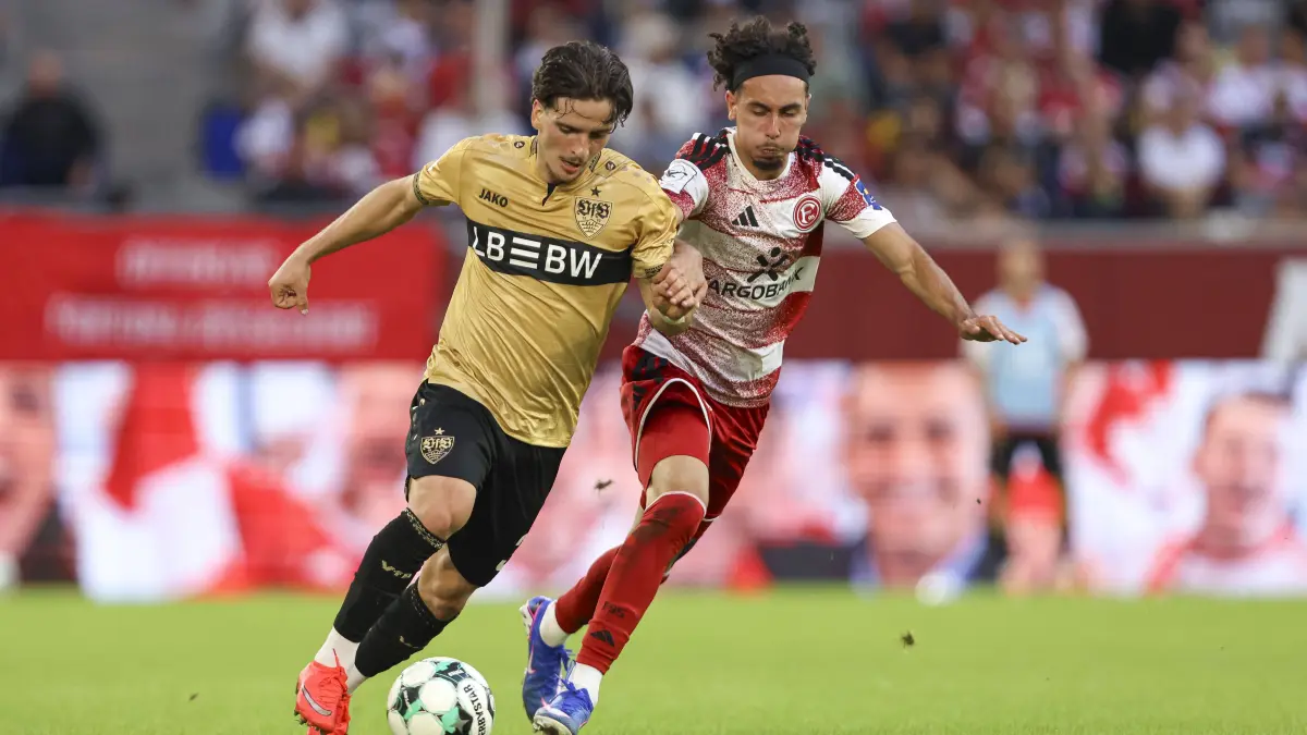 David Preu VfB Stuttgart II und Anas Slimani Fortuna Duesseldorf im Zweikampf waehrend des Spiels der 3. Liga zwischen Fortuna Duesseldorf und VfB Stuttgart II, Merkur Spiel-Arena am 28. August 2026 in Duesseldorf, Deutschland. Foto von Oliver Kaelke/DeFodi Images David Preu VfB Stuttgart II und Anas Slimani Fortuna Duesseldorf battle for the ball during the 3. Liga match between Fortuna Duesseldorf and VfB Stuttgart II at Merkur Spiel-Arena on August 28, 2026 in Dusseldorf, Germany. Photo by Oliver Kaelke/DeFodi Images DFB / DFL REGULATIONS PROHIBIT ANY USE OF PHOTOGRAPHS AS IMAGE SEQUENCES AND/OR QUASI-VIDEO. Photo by Oliver Kaelke/DeFodi Images - *** David Preu of VfB Stuttgart II and Anas Slimani of Fortuna Düsseldorf battle for the ball during the 3. Liga match between Fortuna Düsseldorf and VfB Stuttgart II at the Merkur Spiel Arena on August 28, 2026, in Düsseldorf, Germany. Photo by Oliver Kaelke, DeFodi Images. David Preu of VfB Stuttgart II and Anas Slimani of Fortuna Düsseldorf battle for the ball during the 3. Liga match between Fortuna Düsseldorf and VfB Stuttgart II at the Merkur Spiel Arena on August 28, 2026 in Düsseldorf, Germany. Photo by Oliver Kaelke, DeFodi Images. DFB and DFL regulations prohibit any use of photographs as image sequences and/or quasi-video. Photo by Oliver Kaelke, DeFodi Images.