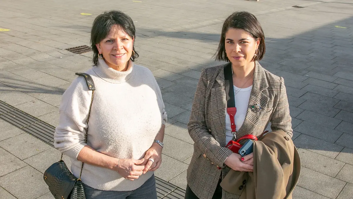 Esslingen, Bahnhofsvorplatzmit Rena Farquhar (links) und Anita Marinovic- Maticevic