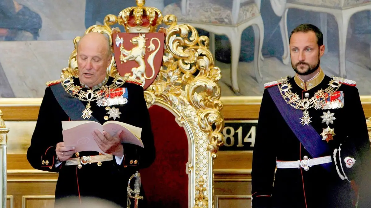 König Harald V. von Norwegen ist tot: ARCHIV - 02.10.2010, Norwegen, Oslo: Norwegens König Harald V. (M), flankiert von Königin Sonja (l) und Kronprinz Haakon, hält die Regierungseröffnungsrede anlässlich der offiziellen Eröffnung des norwegischen Parlaments, des Stortinget in der norwegischen Hauptstadt. Der norwegische König Harald V. ist im Alter von 89 Jahren gestorben, wie das norwegische Königshaus mitteilte. Foto: Hakon Mosvold Larsen/Scanpix Norway/dpa +++ dpa-Bildfunk +++