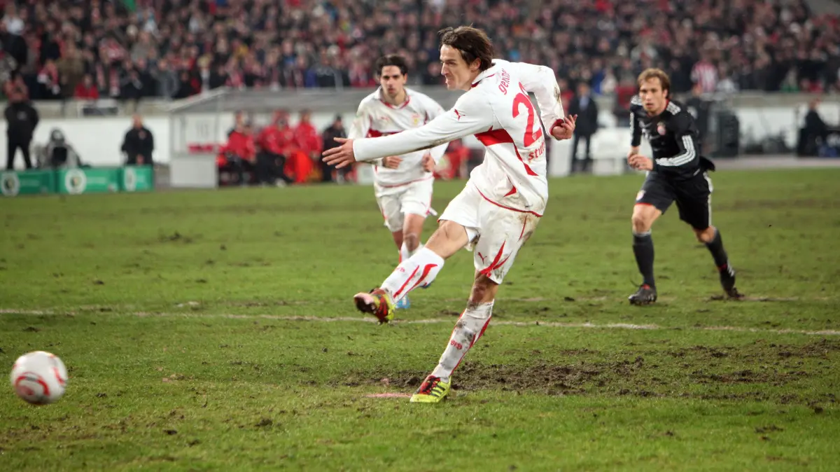 BAU // 22.12.2010, Mercedes-Benz Arena, 1. Fußball-Bundesliga, DFB-Pokal Achtelfinale, VfB Stuttgart vs. FC Bayern München, Christian Gentner (VfB) verschießt den Elfmeter
22.12.2010, Mercedes-Benz Arena, German Football Bundesliga, VfB Stuttgart vs. FC Bayern München