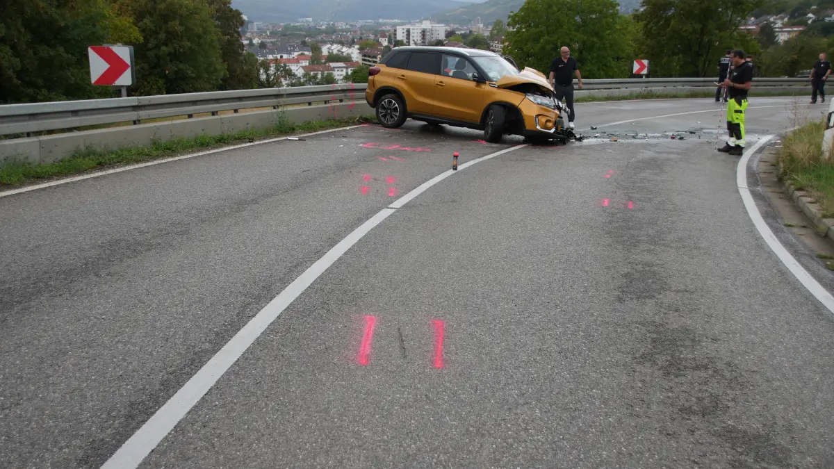 Am Freitagnachmittag kam es in Esslingen auf der Schorndorfer Strasse zwischen Oberesslingen und dem Oberhof zu einem schweren Verkehrsunfall. Ein Suzuki kollidierte auf dem Weg in Richtung Oberhof in einer Linkskurve mit einem Nachlaeufer eines LKWs. Den ersten Erkenntnissen zufolge mit dem Nachlaeufer auf die Gegenfahrbahn geriet. Das Auto kam danach quer zum Stehen. Ueber die Schwere der Verletzungen ist noch nichts bekannt. Waehrend der Unfallaufnahme blieb die Strasse komplett gesperrt. Es kam zu Verkehrsbehinderungen. Mehrere Gelenkbusse mussten warten bis die Strasse wieder frei gegeben war.