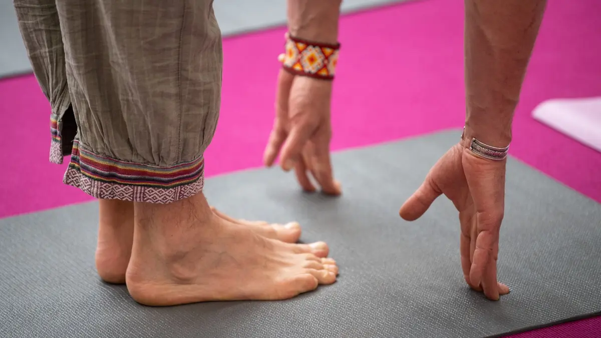 Yoga: ARCHIV - 26.04.2019, Baden-Württemberg, Stuttgart: Ein Mann macht auf der Yogamesse eine Übung. (zu dpa: «Kostenloses Yoga - Spielbudenplatz wird zum Mattenmeer») Foto: Sebastian Gollnow/dpa +++ dpa-Bildfunk +++