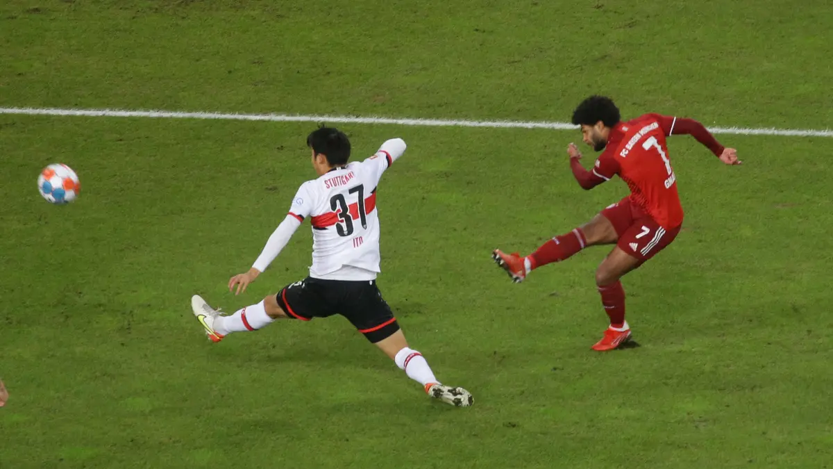 BAU // 14.12.2021, Deutschland, Stuttgart, Fußball Bundesliga, Saison 2021/2022, VfB Stuttgart vs. FC Bayern München , von links: Hiroli ito ( VfB ) / Serge Gnabry ( Bayern )
Gemäß den Vorgaben der DFL Deutsche Fußball Liga ist es untersagt, in dem Stadion und/oder vom Spiel angefertigte Fotoaufnahmen in Form von Sequenzbildern und/oder videoähnlichen Fotostrecken zu verwerten bzw. verwerten zu lassen.
