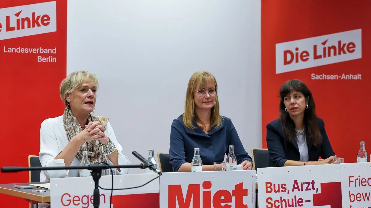 Die Spitzenkandidatinnen der Linken für die kommenden Landtagswahlen, Simone Oldenburg (v. li. nach re.), Mecklenburg-Vorpommern, Eva von Angern (Sachsen-Anhalt) und Elif Eralp (Berlin) geben am 28. August in Halle eine gemeinsame Erklärung ab.