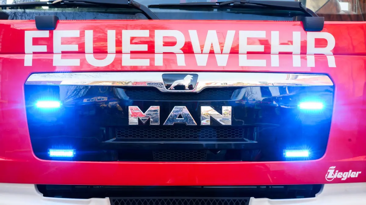 Feuerwehr: ARCHIV - 03.02.2025, Niedersachsen, Hannover: Blaulichter leuchten an einer Einsatzstelle an einem Löschfahrzeug der Feuerwehr. (zu dpa: «Batterie explodiert in Halle - Mann schwer verletzt») Foto: Julian Stratenschulte/dpa +++ dpa-Bildfunk +++