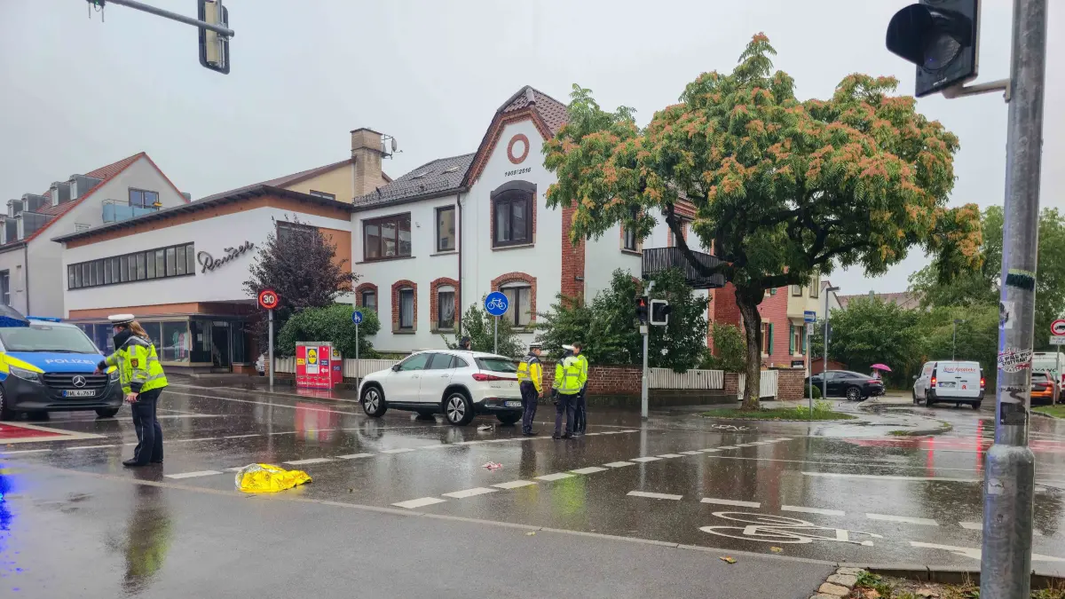 Am Freitagmorgen kam es auf der Horber Strasse in Herrenberg zu einem Verkehrsunfall, bei dem ein Fussgaenger mutmasslich schwer verletzt wurde.