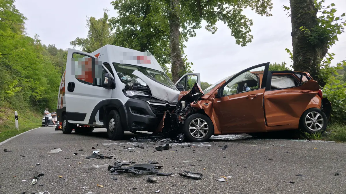 Am Donnerstagnachmittag kam es aus bislang ungeklaerten Gruenden auf der Strecke zwischen Aidlingen und Ehningen zu einem schweren Verkehrsunfall.<br />
<br />
Nach ersten Informationen kollidierten ein Citroen Transporter und ein Hyundai Frontal miteinander. Durch die Wucht des Aufpralls wurde der Hyundai nach hinten geschleudert und prallte mit dem Heck gegen einen Baum.<br />
<br />
Die Feuerwehr Ehningen rueckte zur Unfallstelle aus und befreite drei Personen aus den Unfallfahrzeugen. Alle drei Verletzten wurden nach der medizinischen Erstversorgung durch den Rettungsdienst zur weiteren Behandlung in umliegende Krankenhaeuser gebracht.<br />
<br />
Fuer die Dauer der Rettungs- und Bergungsarbeiten musste die Strecke zwischen Aidlingen und Ehningen laengere Zeit vollstaendig gesperrt werden.<br />
<br />
Die Polizei hat die Ermittlungen zur Unfallursache aufgenommen.