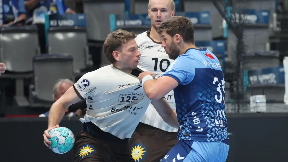 BAU // Stuttgart , Handball Opel-HBL , TVB Stuttgart vs. Bergischer HC , von links: Lukas Becher ( BHC ) / Malte Donker ( TVB )