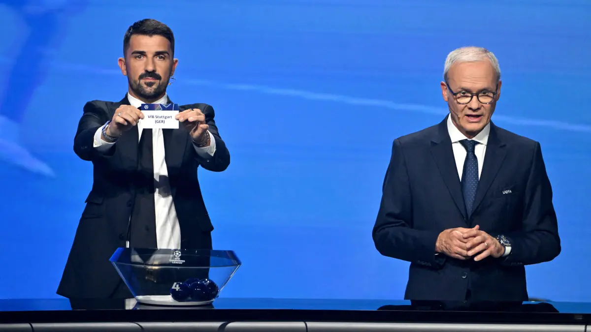 Tirage au sort de la phase de ligue de l’édition 2026-2027 de la Ligue des champions au Grimaldi Forum de Monaco: L ancien footballeur David Villa montre le papier portant le nom du VFB Stuttgart Allemangne, et Giorgio Marchetti lors du tirage au sort de la phase de ligue de lédition 2026-2027 de la Ligue des champions au Grimaldi Forum de Monaco, le 27 août 2026. Bruno Bebert/Bestimage The 2026/27 UEFA Champions League league phase draw at the Grimaldi Forum in Monaco on August 27, 2026 in Monaco. Monaco Monaco PUBLICATIONxNOTxINxFRAxUKxUSAxAUSxBEL Copyright: xBrunoxBebertx/xBestimagexBrunoxBebertx/xBestimagex