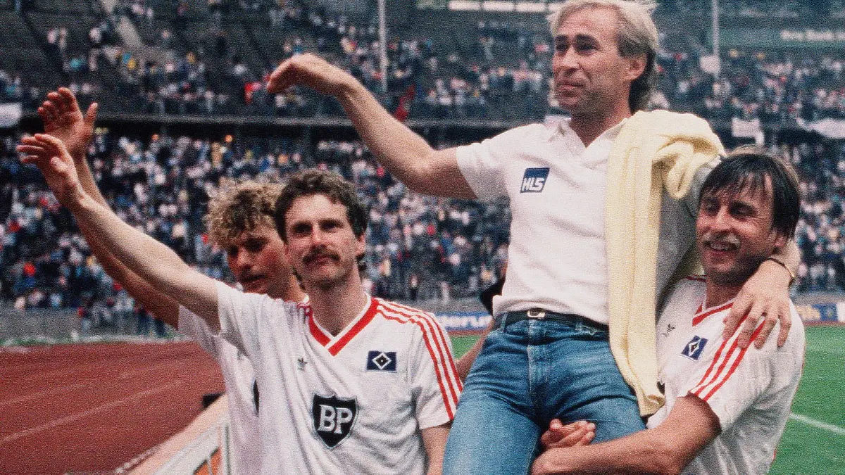 BAU // Fussball Herren DFB Pokal Endspiel Finale Hamburger SV ( HSV ) - Stuttgarter Kickers 20. Juni 1987 von links: Detlef Olaidotter / Dirk Kurtenbach / Trainer Dieter Renner / Kazimierz Kmiecik ( Kickers )
copyright by Pressefoto Baumann
D-71638 Ludwigsburg
Königsallee 43
Telefon 07141 440087 Fax 07141 440088
KSK Ludwigsburg (60450050) Konto Nr. 58014
email: pressefotobaumann@gmx.de