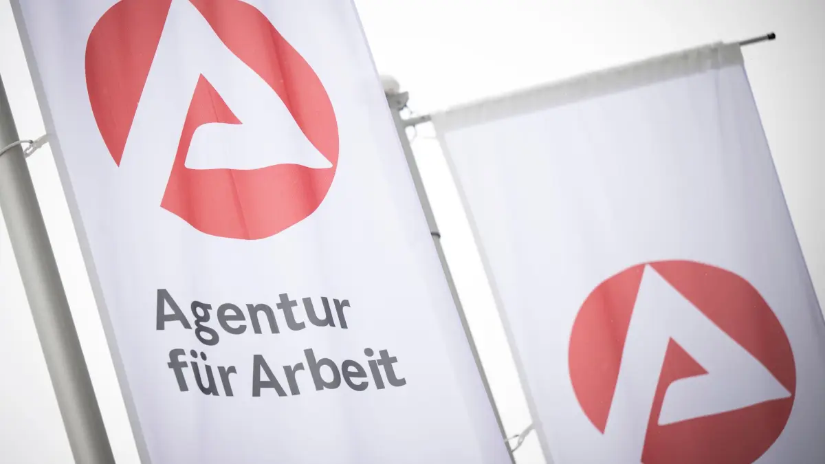 Arbeitsmarktzahlen: ARCHIV - 30.01.2026, Mecklenburg-Vorpommern, Schwerin: Fahnen mit dem Logo der Agentur für Arbeit wehen im Wind. (zu dpa: «Arbeitslosigkeit im Saarland leicht gesunken») Foto: Philip Dulian/dpa +++ dpa-Bildfunk +++