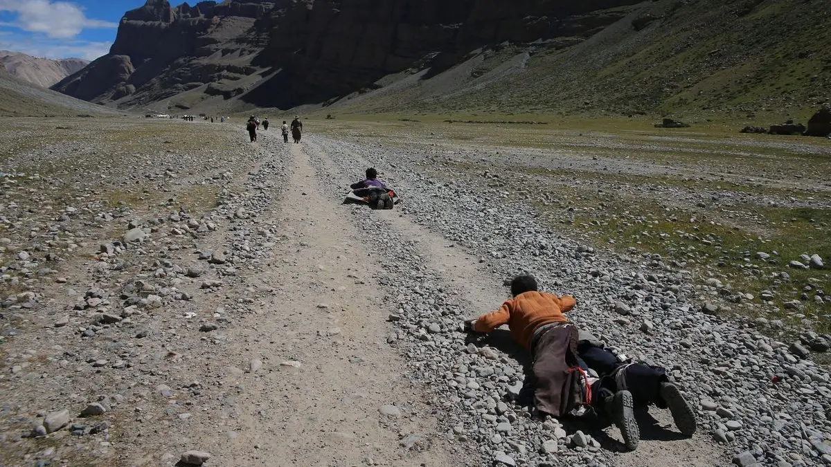 Die Pilger umrunden den Berg hingegen auf einer rund 50 Kilometer langen Strecke - die sogenannte Kailash-Kora. Die mehrtägige rituelle Umrundung soll von Sünden reinigen und spirituelle Verdienste bringen.