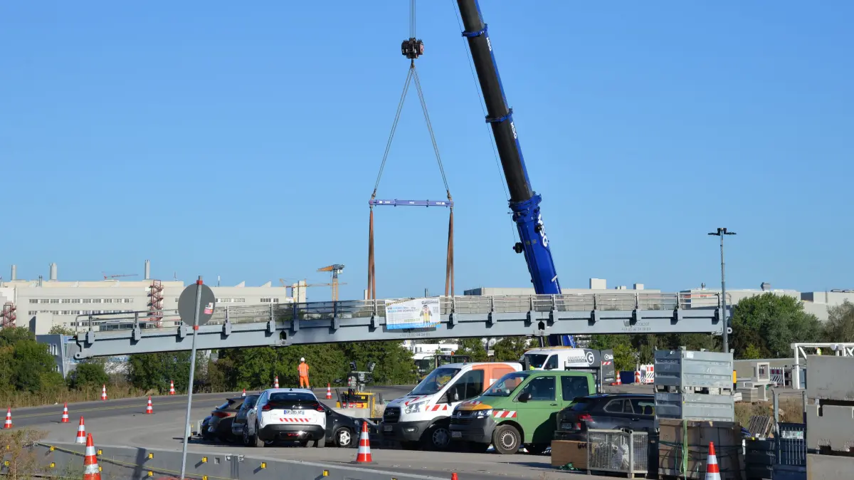 Das viele Tonnen schwere Bauteil der Behelfsbrücke über die A 81 in Böblingen wird hoch gehoben.