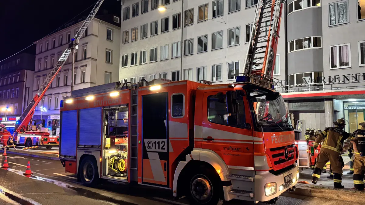 Am Samstag am Samstagabend kam es in der Rotebuehlstrasse in Stuttgart – West, im fuenften OG eines Wohn und Geschaeftsgebaeude zu einem Wohnungsvollbrand. Die Berufsfeuerwehr Stuttgart befindet sich Stand 21:30 Uhr immer noch bei Loesch Massnahmen. Ueber verletzte Personen ist der Polizei aktuell noch nichts bekannt.