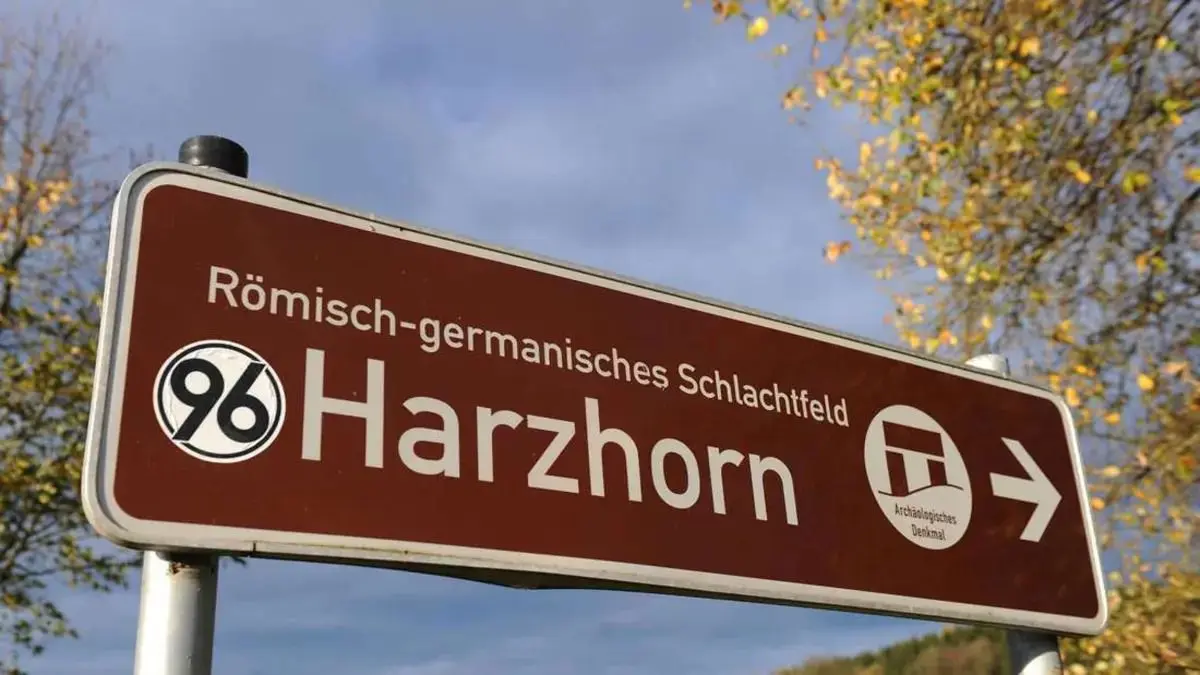 Hinweisschild auf das Schlachtfeld Harzhorn