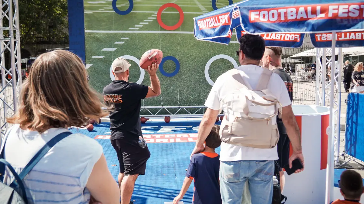 Letzter schöner Wochenendsommertag in sTuttgart mit NFL Veranstaltung am SChlossplatz: Letzter schöner Wochenendsommertag in sTuttgart mit NFL Veranstaltung am SChlossplatz