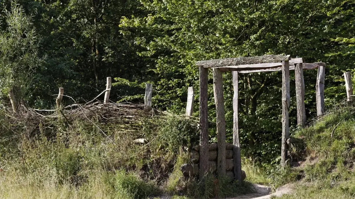 Schutzwall der Germanen? Nachbau im Museum und Park Kalkriese im Osnabrücker Land.