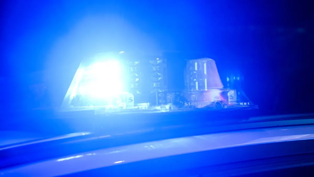 Blaulicht bei Nacht: ARCHIV - 06.12.2024, Niedersachsen, Hannover: Ein Blaulicht leuchtet auf einem Einsatzfahrzeuge der Polizei. (zu dpa: «Schüsse fallen auf Auto und Wohnhaus eines 23-Jährigen») Foto: Julian Stratenschulte/dpa +++ dpa-Bildfunk +++