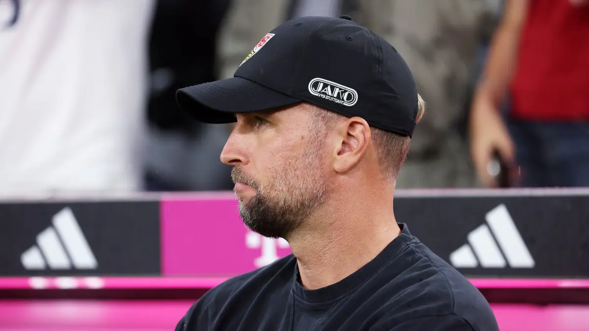 Fußball FC Bayern München vs. VfB Stuttgart: BAU // 2026.08.28, Deutschland, Bayern Fußball FC Bayern München vs. VfB Stuttgart, Trainer Sebastian Hoeneß (VfB)
Gemäß den Vorgaben der DFL Deutsche Fußball Liga ist es untersagt,
in dem Stadion und/oder vom Spiel angefertigte Fotoaufnahmen in Form von Sequenzbildern
und/oder videoähnlichen Fotostrecken zu verwerten bzw. verwerten zu lassen.
DFL, DFB regulations prohibit any use of photographs as image sequences and/or quasi-video.