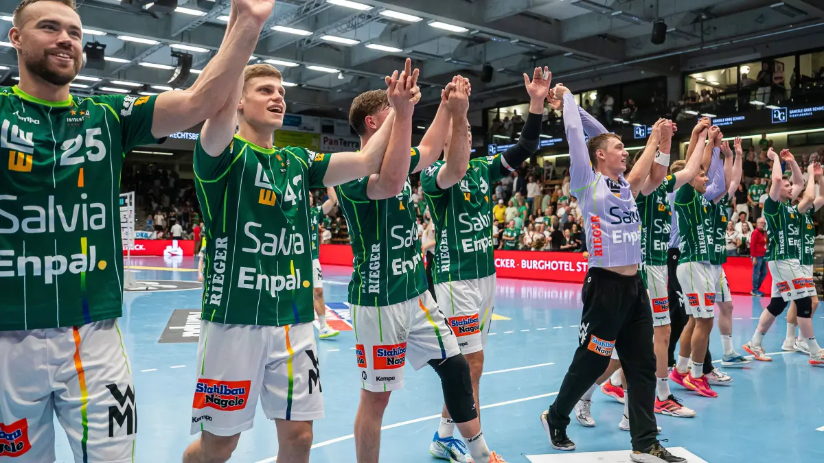 La-Ola zu den Fans nach dem Heimsieg, Frisch Auf Goeppingen vs. HC Erlangen, Handball, 1. Bundesliga, Herren, Spielzeit 2026/2027, 29.08.2026, Frisch Auf Goeppingen vs. HC Erlangen, Handball, 1. Bundesliga, Herren, Spielzeit 2026/2027, 29.08.2026 Goeppingen *** The La Ola with the fans after the home win, Frisch Auf Goeppingen vs. HC Erlangen, Handball, 1st Bundesliga, Men s, 20262027 Season, August 29, 2026, Frisch Auf Goeppingen vs. HC Erlangen, Handball, 1st Bundesliga, Men, 20262027 season, August 29, 2026, Goeppingen Copyright: xEibner-Pressefoto/MichaelxSchmidx EP_MST