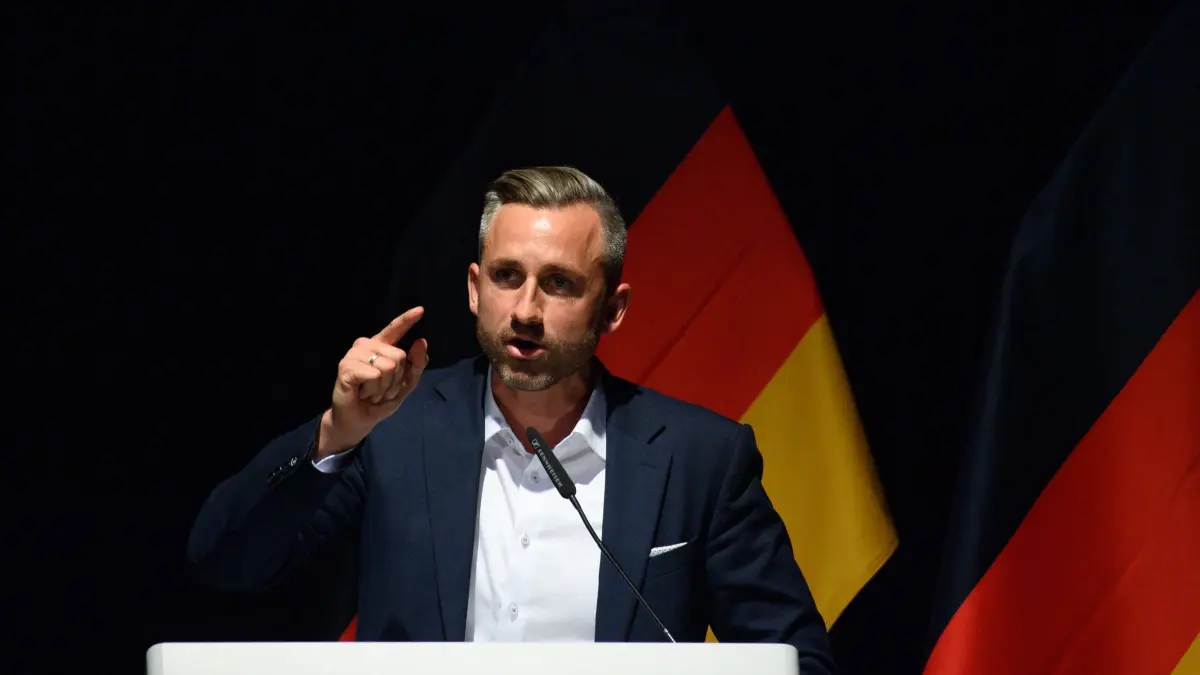 Bundeskongress der Generation Deutschland: 29.08.2026, Sachsen-Anhalt, Magdeburg: Ulrich Siegmund, Spitzenkandidat der AfD bei den Landtagswahlen in Sachsen-Anhalt spricht zu den Mitgliedern der "Generation Deutschland". In Magdeburg fand der 2. Bundeskongress der Generation Deutschland statt. Die Landtagswahlen finden am 06. September 2026 statt. Foto: Klaus-Dietmar Gabbert/dpa +++ dpa-Bildfunk +++