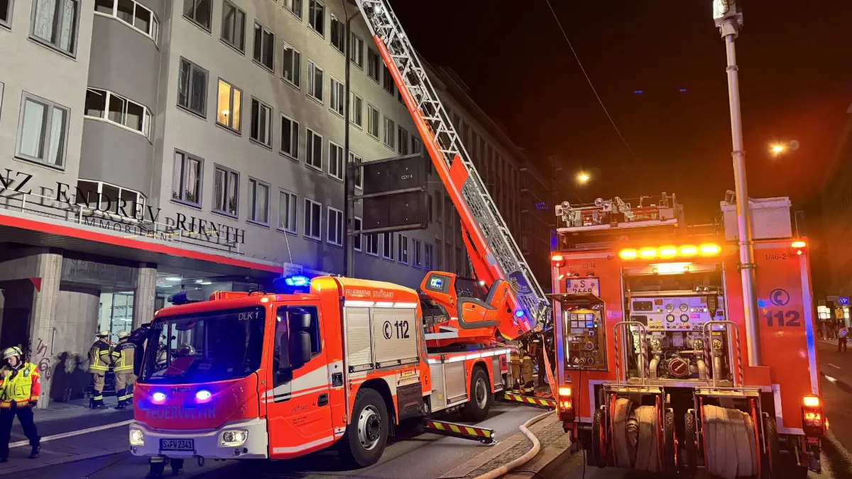 Stuttgart: wohnungs Vollbrand in fuenften OG: Am Samstag am Samstagabend kam es in der Rotebuehlstrasse in Stuttgart – West, im fuenften OG eines Wohn und Geschaeftsgebaeude zu einem Wohnungsvollbrand. Die Berufsfeuerwehr Stuttgart befindet sich Stand 21:30 Uhr immer noch bei Loesch Massnahmen. Ueber verletzte Personen ist der Polizei aktuell noch nichts bekannt.