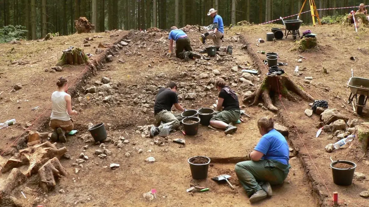 Archäologische Grabungen am Harzhorn im Jahr 2012.