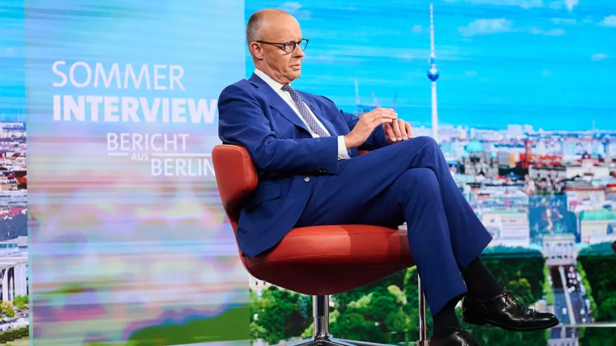 ARD-Sommerinterview „Bericht aus Berlin“ mit Bundeskanzler Merz: 30.08.2026, Berlin: Bundeskanzler Friedrich Merz (CDU) sitzt beim ARD-Sommerinterview "Bericht aus Berlin" im Studio. (zu dpa: «Merz: Antwort auf Sprengstoff-Drohne mit Partnern abgestimmt») Foto: Annette Riedl/dpa +++ dpa-Bildfunk +++