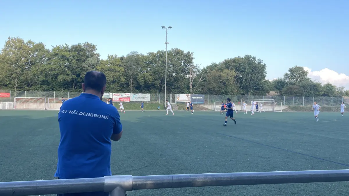 Die Kicker des Aufsteigers TSVW Esslingen um Trainer Hamdi Dagdelen (vorn) verspielen eine 4:1‑Führung bei der TSG Esslingen.