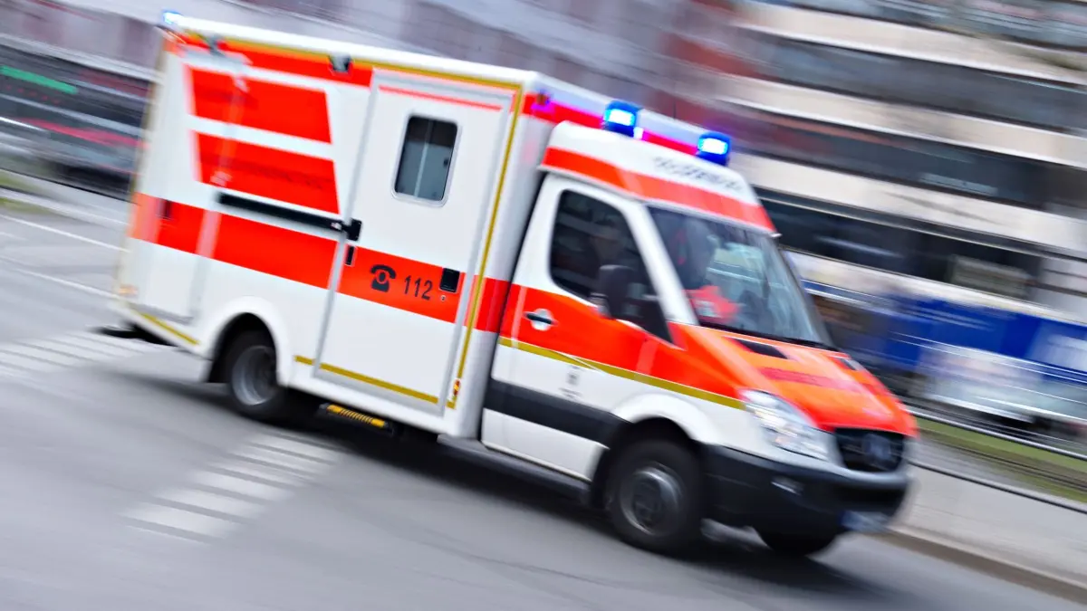 Rettungswagen im Einsatz: ARCHIV - 17.02.2014, NA, München: ILLUSTRATION - Ein Rettungswagen fährt mit Blaulicht (Aufnahme mit langer Belichtungszeit). (zu dpa: «Radfahrerin über Motorhaube geschleudert – schwer verletzt») Foto: Nicolas Armer/dpa +++ dpa-Bildfunk +++