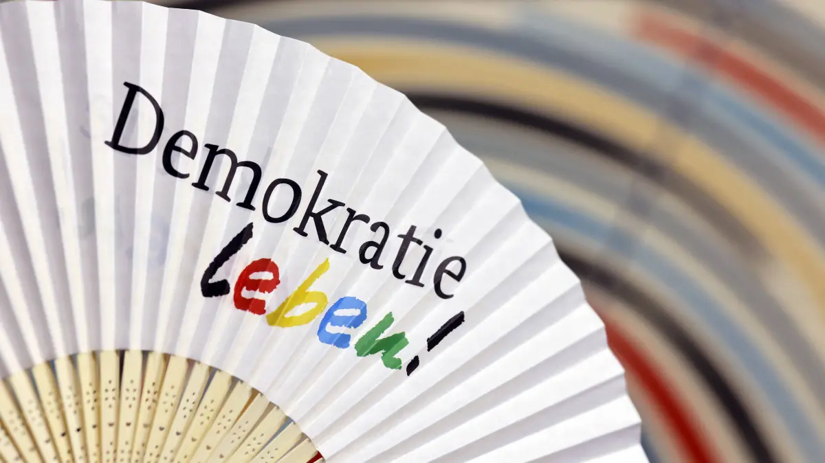 Gamescom 2026: Ein Fächer am Stand der Organisation Demokratie Leben zu sehen auf der weltgrößten Computerspielmesse Gamescom 26 in der Koelnmesse. Themenbild, Symbolbild Köln, 30.08.2026 NRW Deutschland *** A fan on display at the Demokratie Leben organization s booth at Gamescom 26, the world s largest video game trade show, at Koelnmesse. Featured image, stock photo. Cologne, August 30, 2026. North Rhine-Westphalia, Germany Copyright: xChristophxHardtx