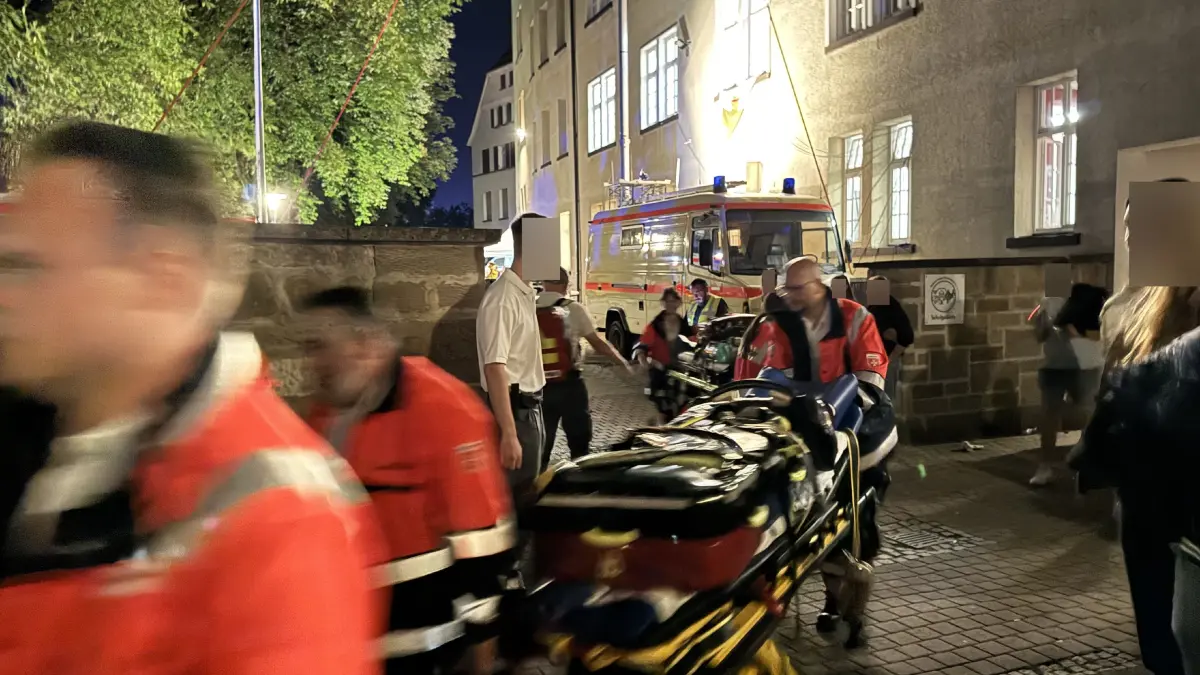 Am Abend kommt es zu einem Zwischenfall mit mehreren Verletzten, eine Person muss ins Krankenhaus.Ein unbekannter Taeter hat beim traditionellen Schaeferlauf in Markgroeningen (Kreis Ludwigsburg) Pfefferspray versprueht und damit 17 Menschen verletzt. Einer von ihnen musste nach dem Vorfall am Samstagabend im Krankenhaus behandelt werden, wie ein Polizeisprecher der dpa gegenueber sagte.<br />
Der Taeter entkam und wird nun von der Polizei gesucht, die wegen gefaehrlicher Koerperverletzung ermittelt. Der Schaeferlauf ist ein jahrhundertealtes Heimatfest im Suedwesten, das jaehrlich bis zu 100.000 Besucher anzieht. Hoehepunkt des Spektakels: Schaeferinnen und Schaefer rennen barfuss ueber ein Stoppelfeld um die Wette. Das Fest in der Stadt nahe Ludwigsburg geht noch bis Montag. Der Rettungsdienst war mit 3 Notaerzten, 7 Rettungswagen und 3 Krankentransportwagen sowie einem Leitenden Notarzt und dem Organisatorischem Leiter Rettungsdienst im Einsatz.