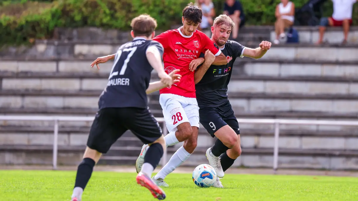 Fußball, SV Fellbach - TSV Berg; Luca Vullo (rot)