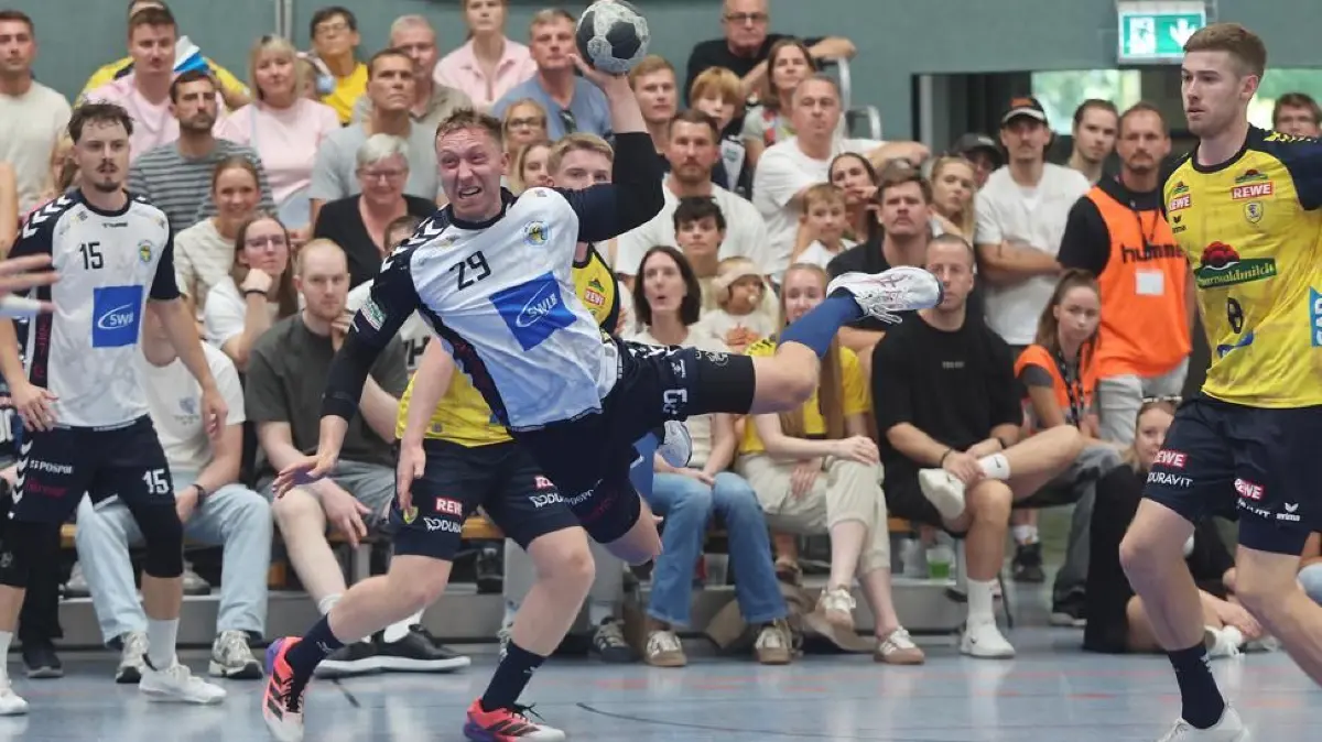 Jan Döll (links) und der SV Kornwestheim hoffen gegen die Adler wie schon gegen die Löwen auf ein volles Haus in der Halle Ost. Foto: Andreas Essig